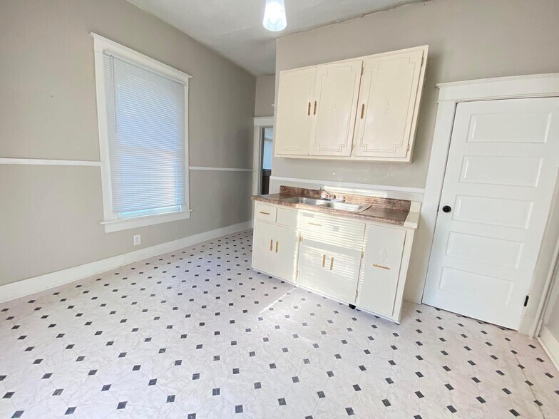 Building Photo - 1936 E McLemore Ave