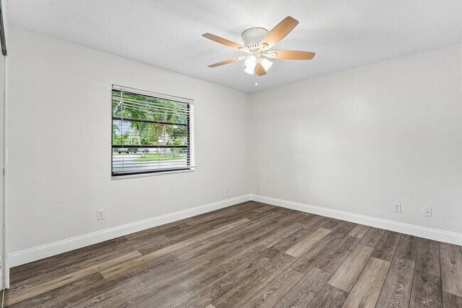 Building Photo - 2103 N Palm Cir