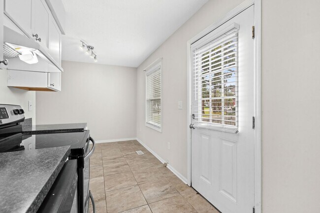 Building Photo - End unit of a Triplex within walking dista...