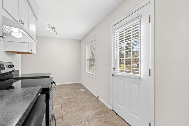 Building Photo - Rent Special if Sign a Lease now or in Feb!! 8 Blocks to the Beach!!