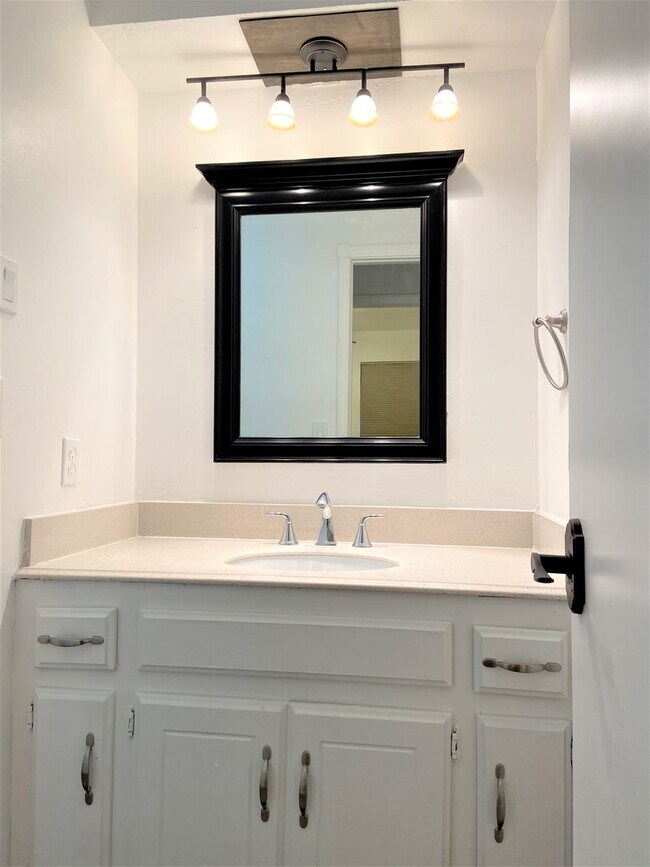 Building Photo - Spacious 3-Bedroom Home with Modern Amenit...