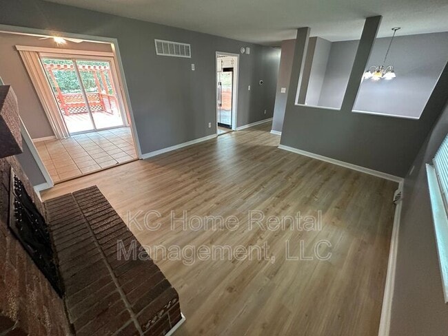 Building Photo - 424 NE Lakeview Dr
