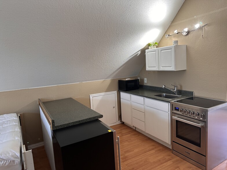 Building Photo - 2312 Carleton Ave