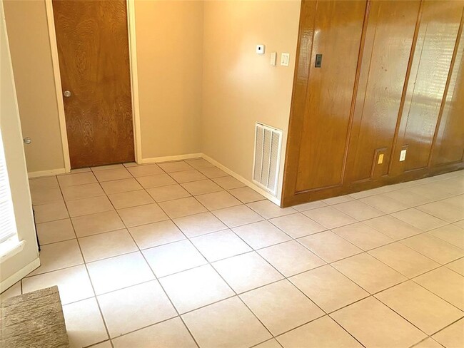 Building Photo - 323 Maybrook Dr