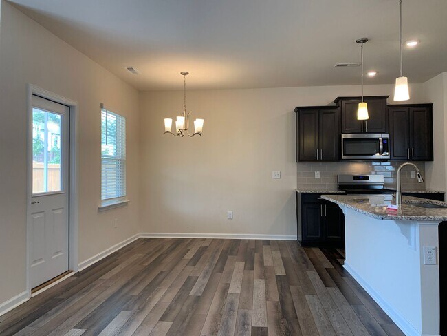 Building Photo - AMAZING LOCATION, Fantastic 3 Bed Home, In...
