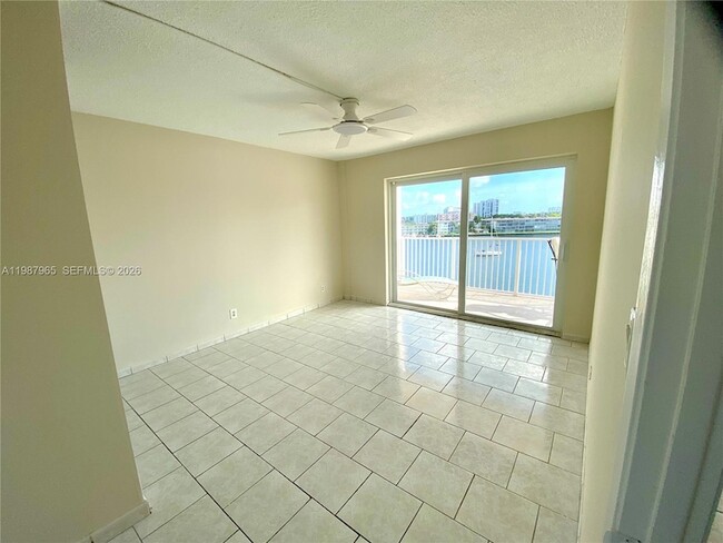 Building Photo - 400 Golden Isles Dr