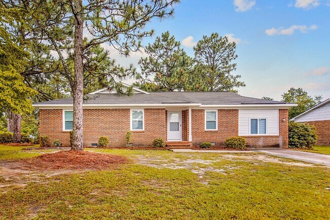 Building Photo - Ranch Style 3 bedroom 2 bathroom NEST Close to Fort Liberty!