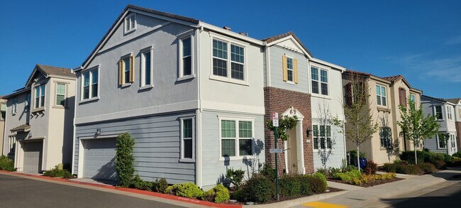 Building Photo - Beautifull Single Family Home in Folsom w/ Solar, Tankless Water Heater, Pool Access, Bonus Room ...