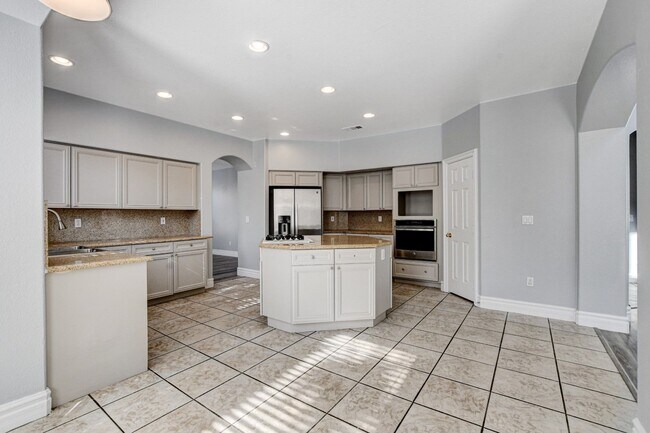 Building Photo - MASSIVE 5 BEDROOM, 2 STORY HOME IN DESIRABLE RHODES RANCH GOLF COURSE COMMUNITY!