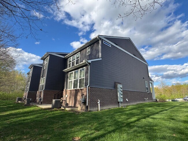 Building Photo - 2801 Willow Ct