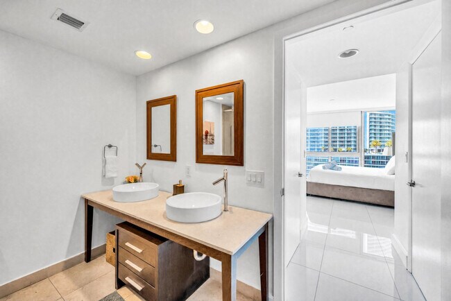 Building Photo - 485 Brickell Ave