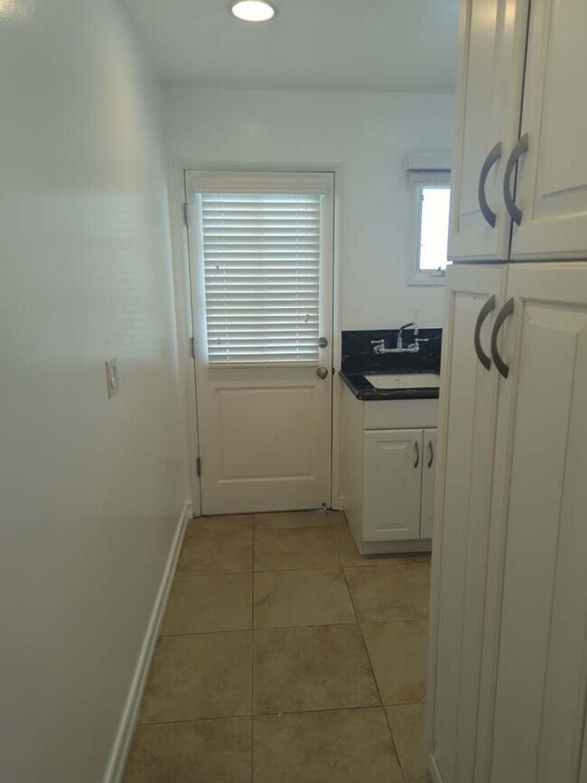 Building Photo - Gorgeous 3 bed 2.5 bath home with stunning Ocean Views and lots of natural light, in the highly s...