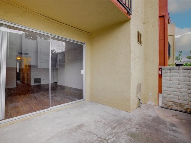 Building Photo - $400 OFF FIRST MONTH'S RENT!*