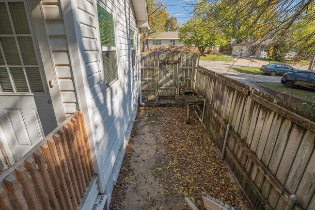 Building Photo - Charming 4 bedroom, 2 bathroom home located in Fayetteville, AR - 6 Month Lease