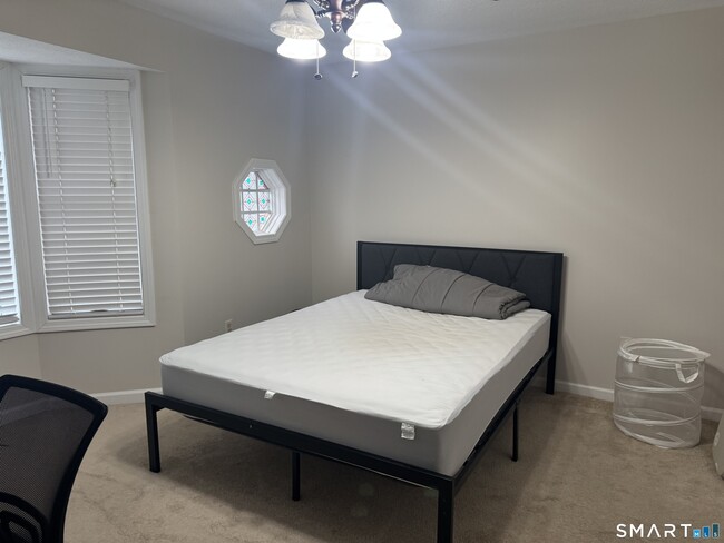 Building Photo - 7 Bittersweet Ln