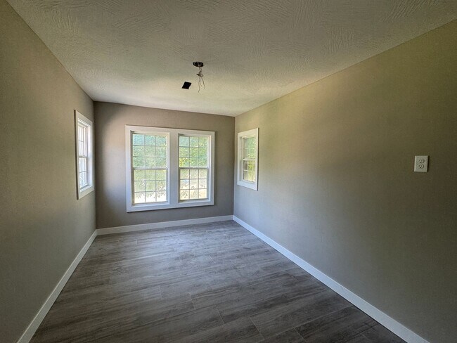 Building Photo - Charming 5 Bedroom off of South National Ave