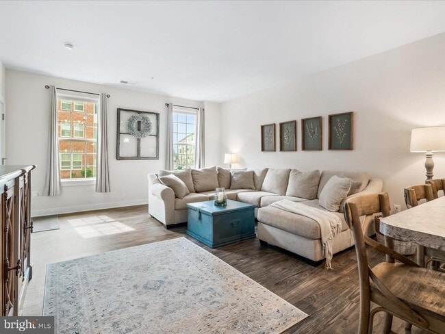 Building Photo - 5940 Etterbeek St