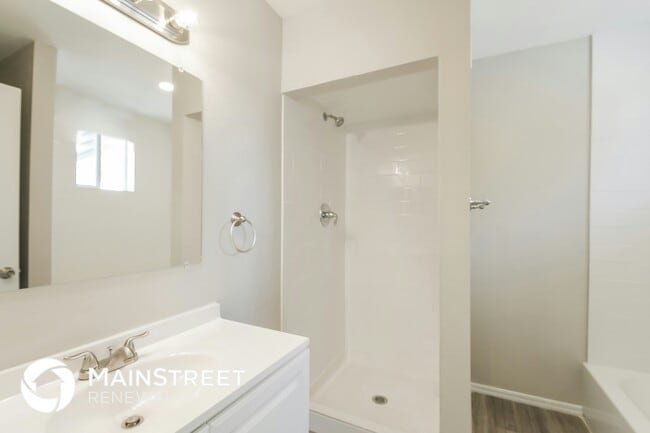 Building Photo - 5643 W Sunnyside Dr