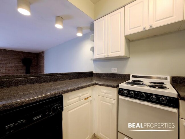 Building Photo - 0 bedroom in CHICAGO IL 60610