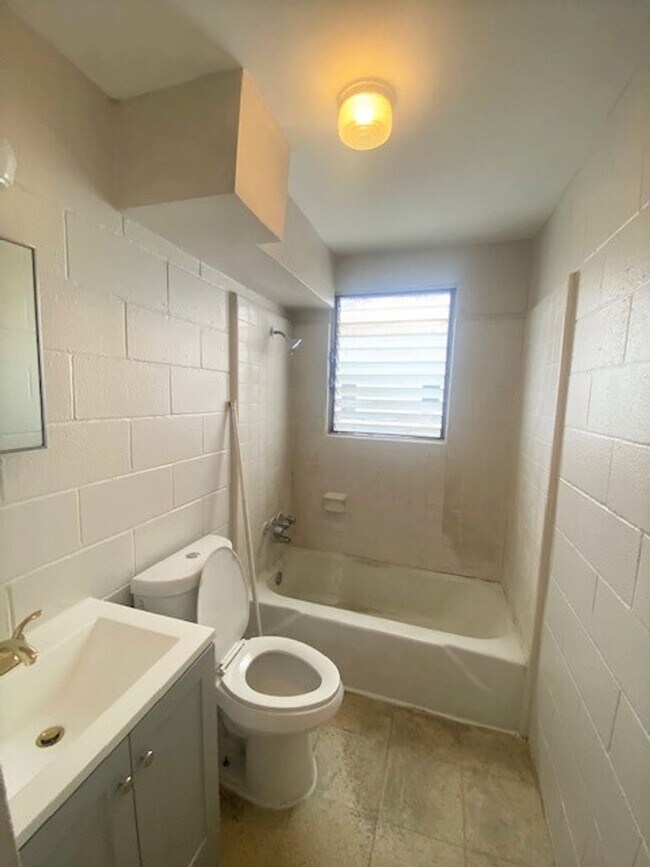 Building Photo - 3 Bedroom / 1 Bath at the Su Casa