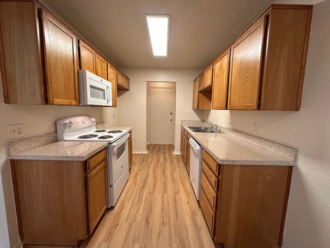 Building Photo - Available now! Nice 2 Bedroom, 2 Full Bath...