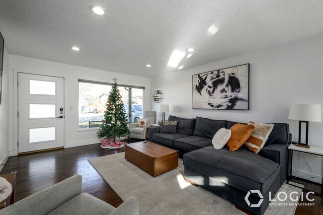 Building Photo - Stunning Home in Cottonwood Heights!!