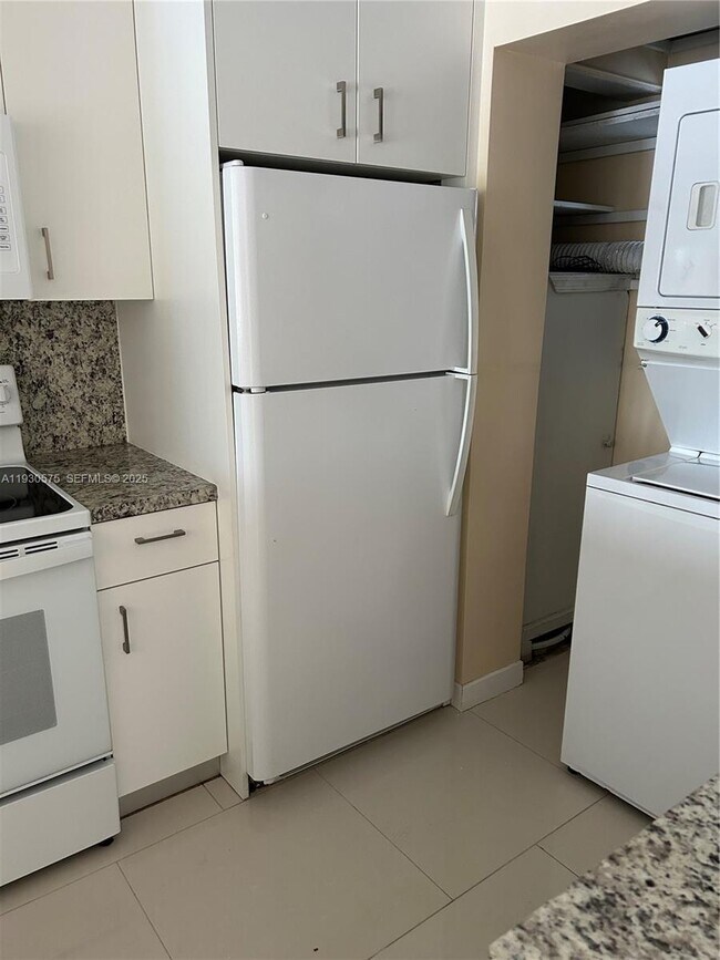 Building Photo - 7910 N Colony Cir