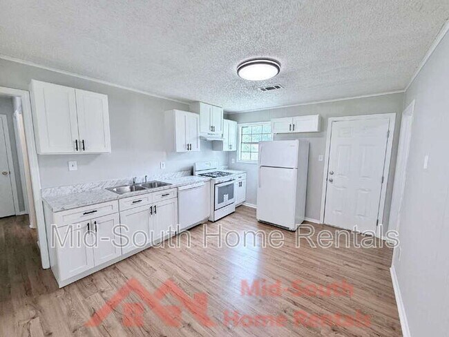 Building Photo - 4011 Double Tree St
