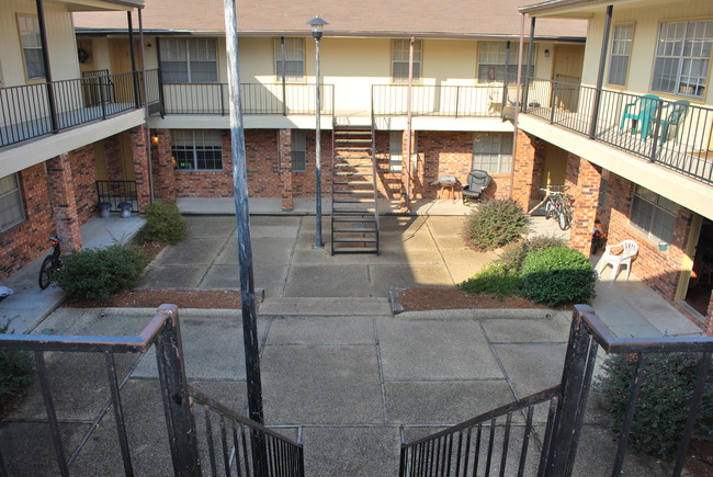 Primary Photo - Westcourt Apartments