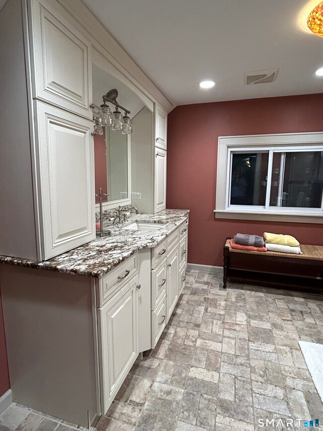 Building Photo - 102 Cottage Rd