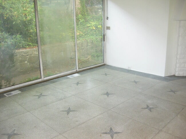 Building Photo - 109 Webbs Hill Rd