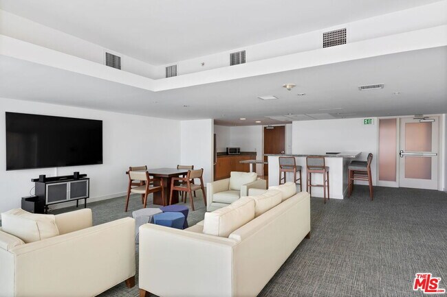 Building Photo - 13700 Marina Pointe Dr