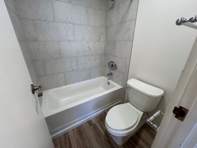 Building Photo - Kukui Plaza Diamond Head Tower- 1 Bed, 1 B...