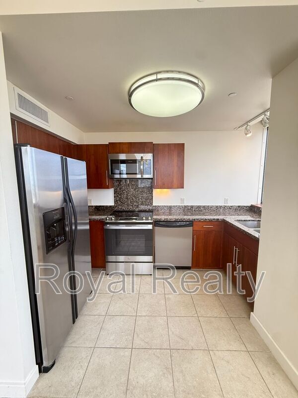 Primary Photo - 600 Queen St