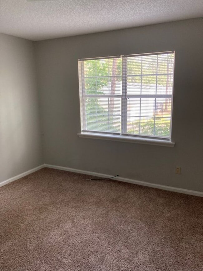 Building Photo - TWO BEDROOM TOWNHOUSE **(Special; 1st 6mo ...