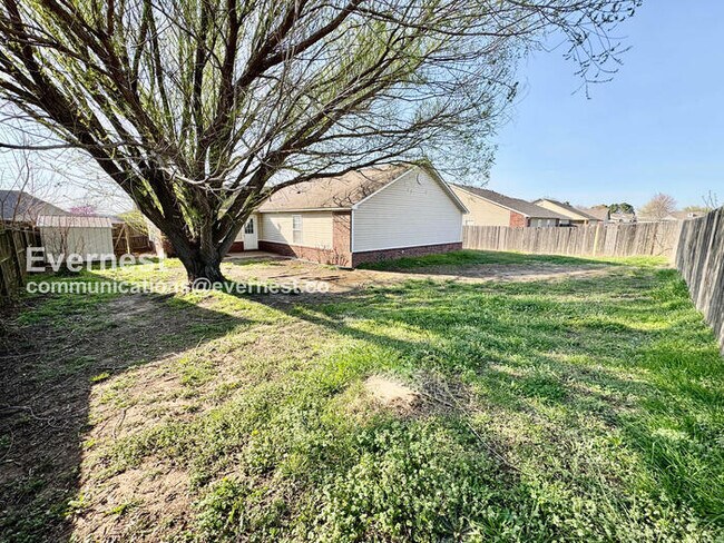 Building Photo - 3 Bed/2 Bath Home with Fenced Yard & Garage / Pet-Friendly / Available Now!