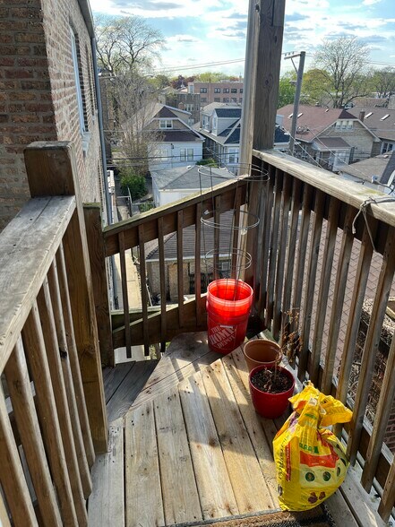 Deck - 6504 N Washtenaw Ave