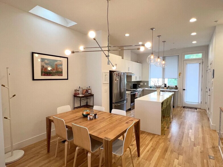 Building Photo - Room in Townhome on New Bern Ave