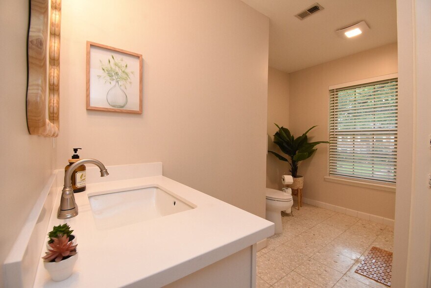 Building Photo - 7907 Aleta Dr