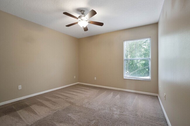 Building Photo - Spacious 4/3 House With 3-Car Garage In Th...
