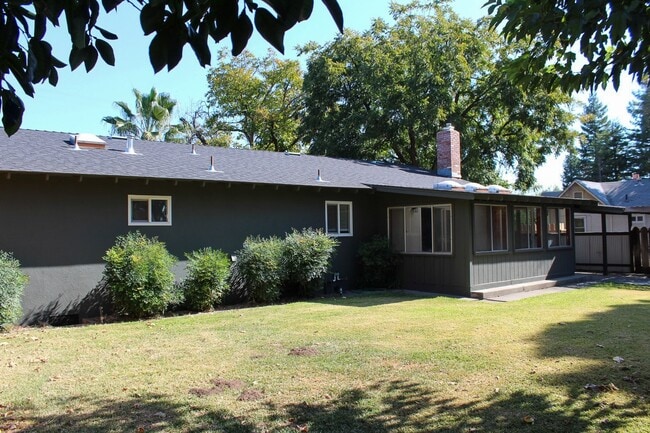 Building Photo - 3 Bedroom, 2 Bathroom Home in Chico with L...