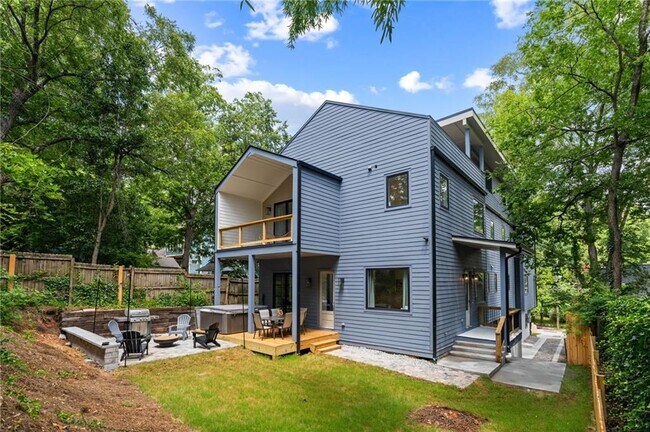 Building Photo - 132 Flora Ave NE