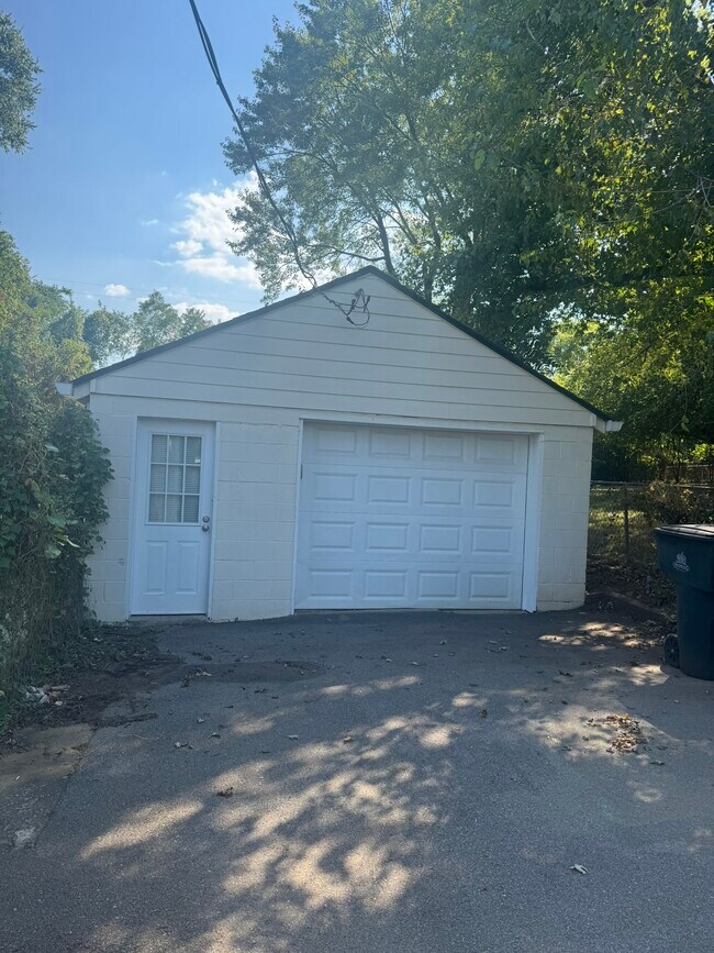 Building Photo - 2833 Colonial Cir