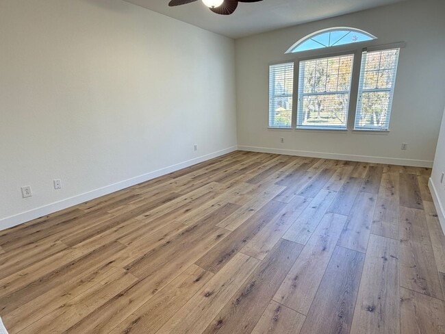 Building Photo - Gorgeous Rarely Available Bayshore Townhome- Just in Time for Summer!