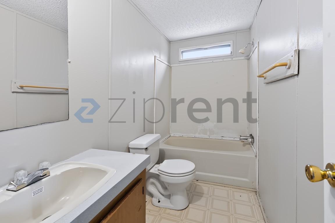 Building Photo - 1112 Armadillo Dr
