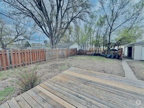 Building Photo - Great crystal home with huge fenced in bac...