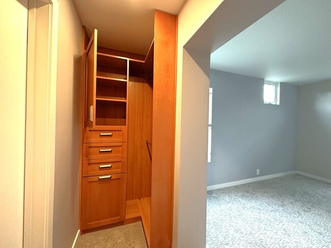 Building Photo - EPIC REA: Bright 1bd/1ba Condo with Washer/Dryer in unit and Parking!