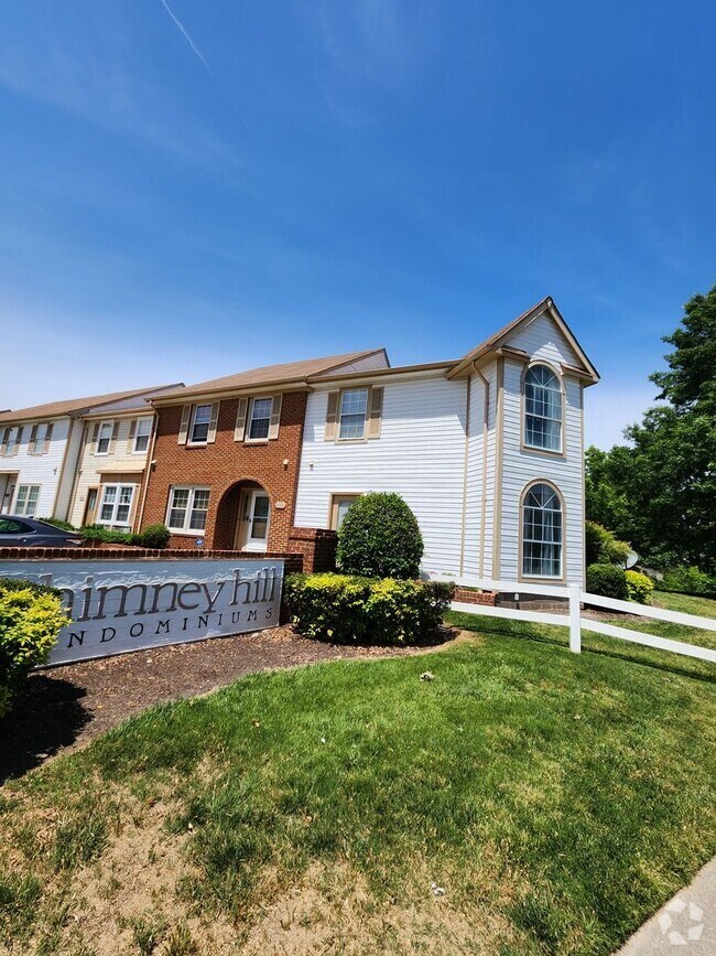 Building Photo - End Unit Townhouse in Chimny Hill