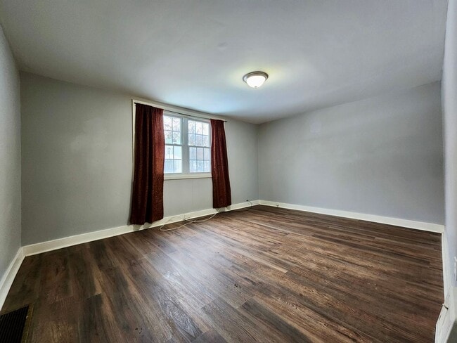 Building Photo - Spacious 4bd house | Laundry hooks ups | Driveway