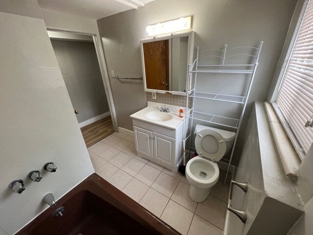 Bathroom - 2936 W 42nd Ave